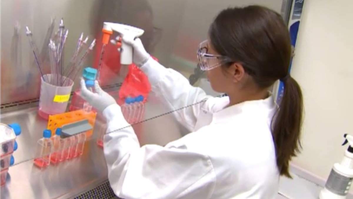 Una científica de Novavax realiza investigación de desarrollo de vacunas