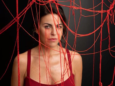 Las micro-violencias, en el Foro Lucerna, con la obra “Hilos”, desde Londres
