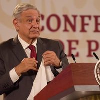 AMLO descalifica encuesta de Reforma y dice que su aprobación es de 64%