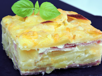 Con una tapa de tarta y esta idea exprés, hacé los bocaditos de papa, jamón y queso más deliciosos para tus picadas