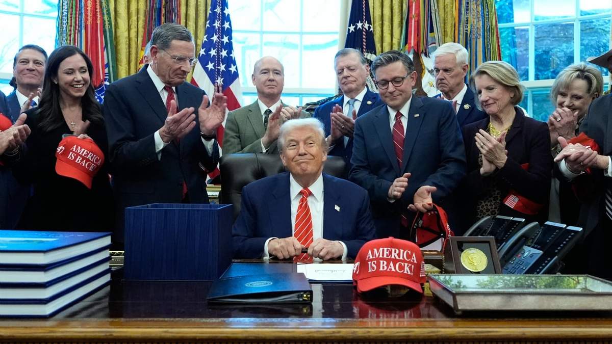 El presidente Donald Trump sonríe tras firmar una ley de gastos que pone fin a un cierre parcial del gobierno federal en el Despacho Oval de la Casa Blanca