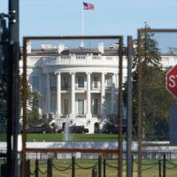 Protegen la Casa Blanca y negocios de EU ante posibles protestas violentas
