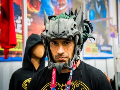 Horacio García Rojas y su “Batman Azteca”, figura de La Mole Convention 2026 (Video)