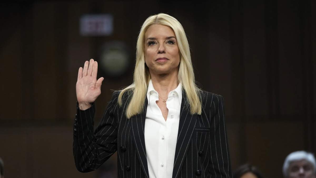 Pam Bondi presta juramento ante la Comisión de Asuntos Jurídicos del Senado durante su audiencia de confirmación