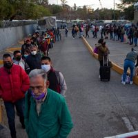Usuarios del Metro tardan hasta 40 minutos en abordar camiones tras cierre de seis líneas