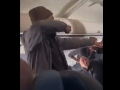 Pasajero intenta apuñalar a sobrecargo y abrir la puerta de un avión en pleno vuelo (Video)