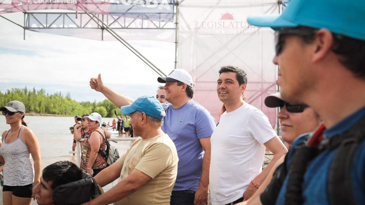 El vicegobernador, Marcos Koopmann, con una de las deportistas de la Regata de la Confluencia. Fuente: (Facebook)