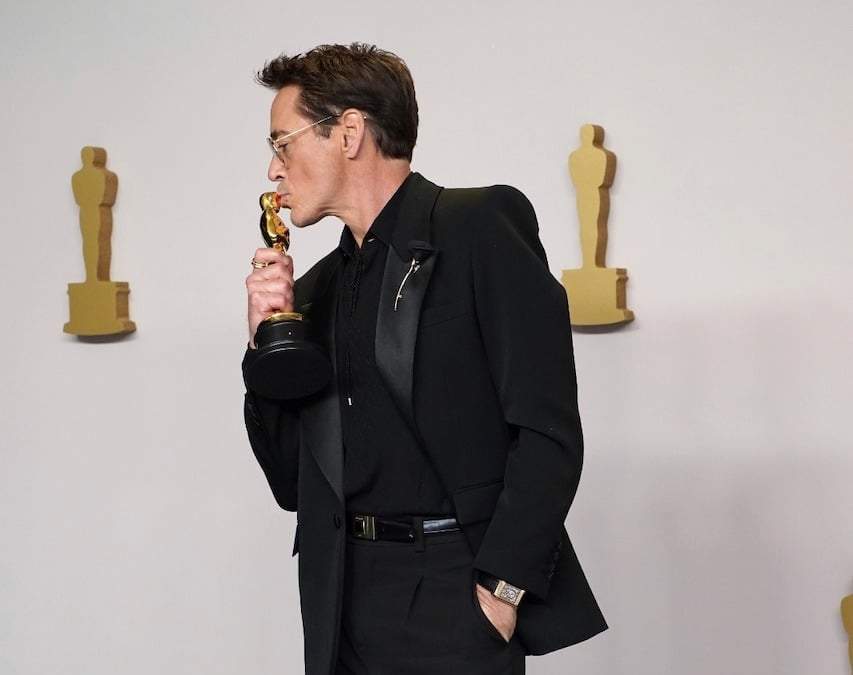 Robert Downey Jr. posa con su Oscar a mejor actor de reparto por su papel en "Oppenheimer"