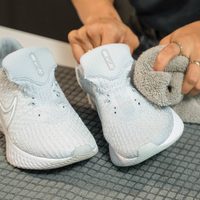 El truco casero para dejar tus zapatillas blancas viejas relucientes y como recién estrenadas