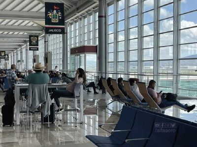 AMLO anuncia que DHL se muda al AIFA; iniciará operaciones en febrero