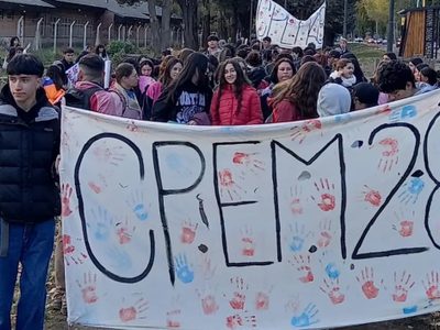 La comunidad educativa del CPEM 28 se movilizó hasta la Supervisión por falta de personal