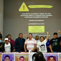 Familiares de los 43 de Ayotzinapa acusan a AMLO de intentar dividirlos
