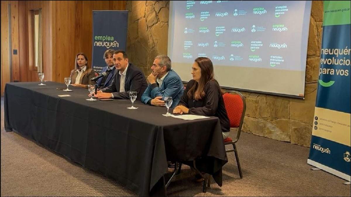 Funcionarios y representantes del sector en la mesa sectorial de turismo. Fuente: (Gobierno de Neuquén)