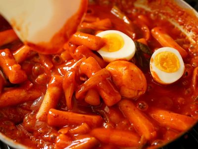 Tteokbokki: el clásico de la comida coreana ideal para compartir con amigos