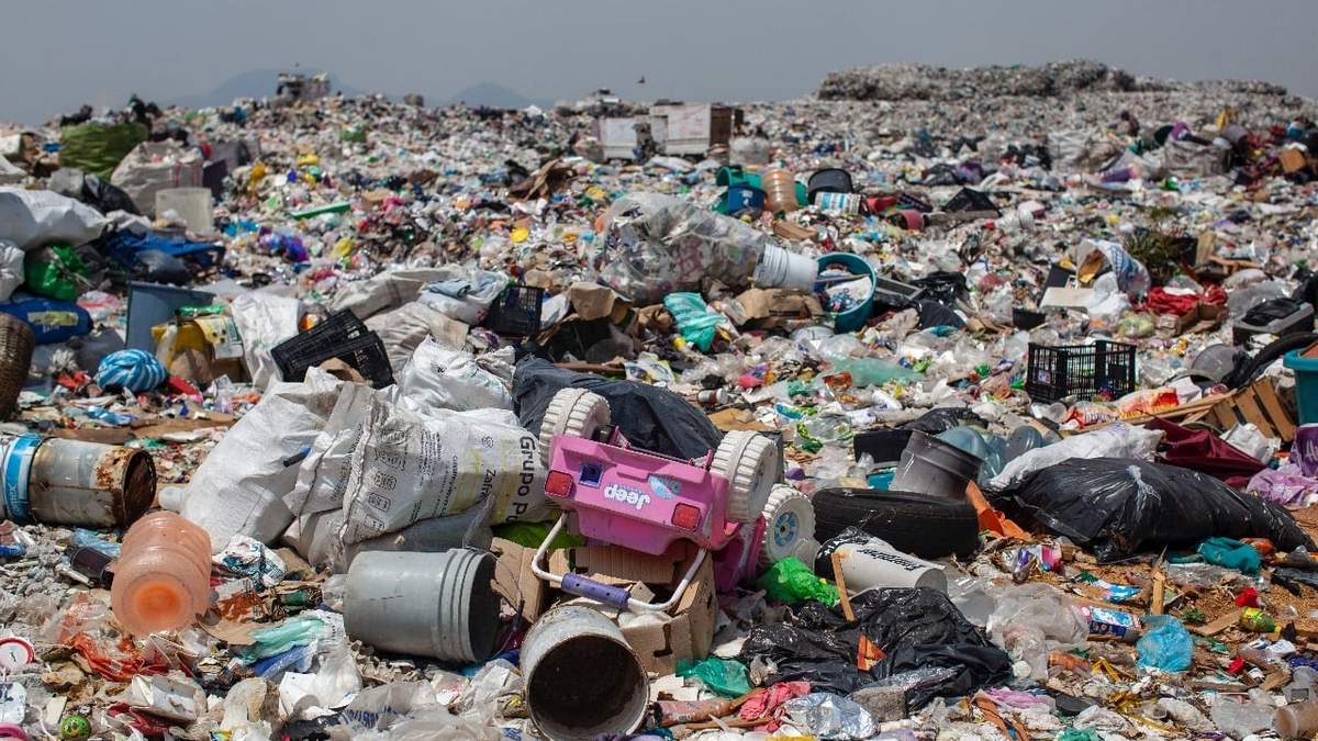 Botellas pet entre la basura de Oaxaca