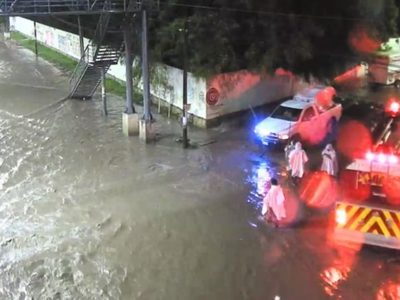 Alcantarilla succiona a dos personas que intentaban rescatar su auto de una inundación