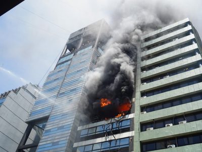 Voraz incendio en un edificio contiguo al Ministerio de Trabajo