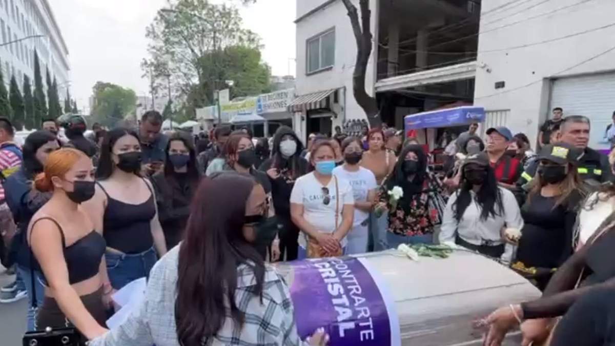 Familiares de Perla Cristal llevaron su ataúd hasta la FGJCDMX para exigir el esclarecimiento del caso