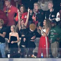 Taylor Swift dona 100 mil dólares a la familia de Lisa Lopez-Galvan, víctima del tiroteo en Kansas