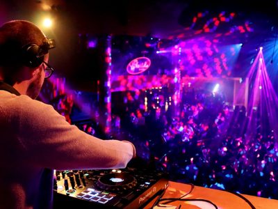 El Gobierno eliminó el pago del SADAIC por pasar música en fiestas privadas y hoteles