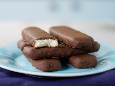 Bombones de coco y chocolate: con solo 4 ingredientes prepará esta golosina exprés e irresistible