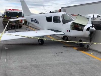 Avioneta aterriza de emergencia en macrolibramiento de Tlajomulco