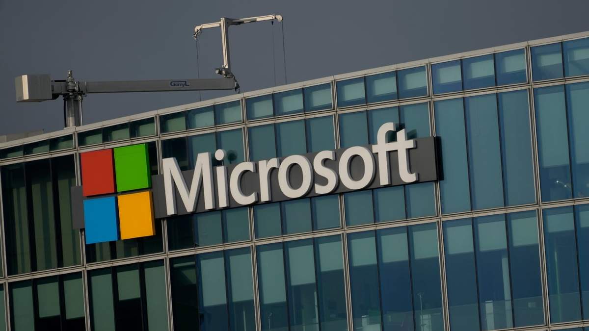 El logotipo de Microsoft en su sede en Issy-les-Moulineaux, en las afueras de París, el 13 de mayo de 2024