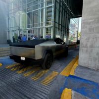 Samuel García estaciona su Cybertruck en rampa para discapacitados del ISSSTELEON (Video)