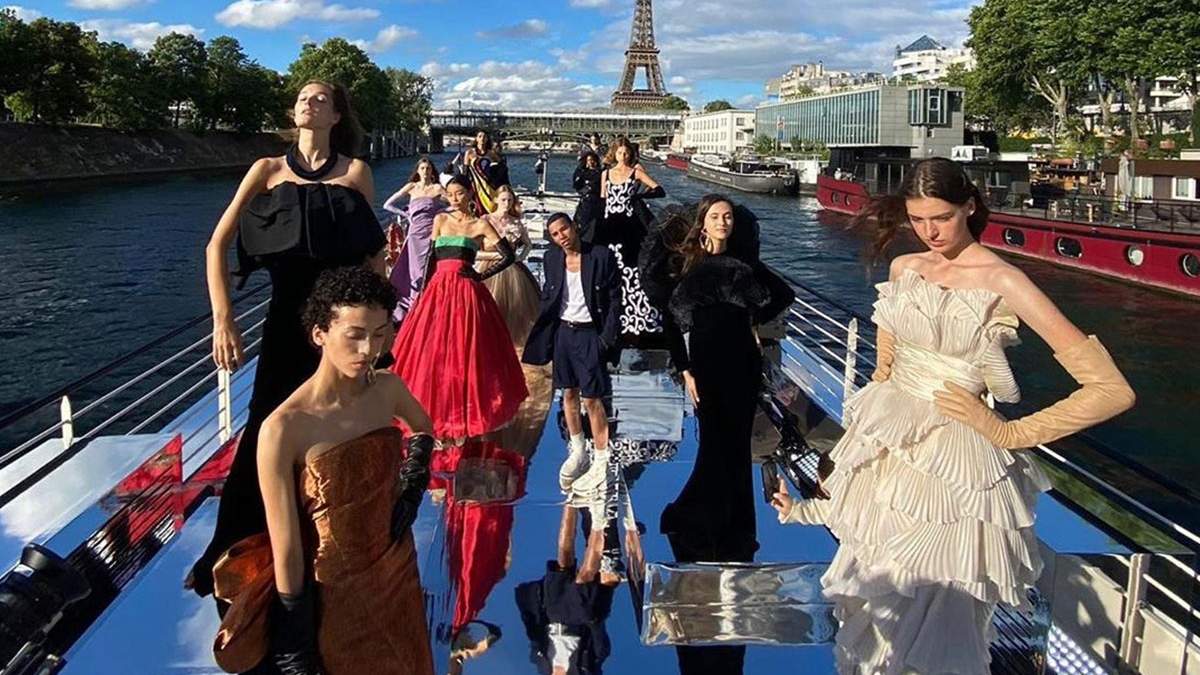 Desfile desde el Sena de Pierre Balmain. Fuente. (Instagram)