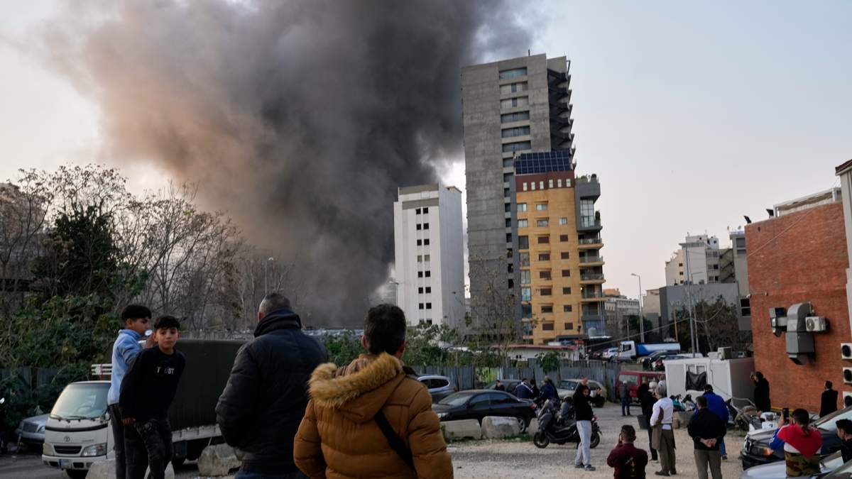Sale humo de un edificio tras un bombardeo israelí en Beirut