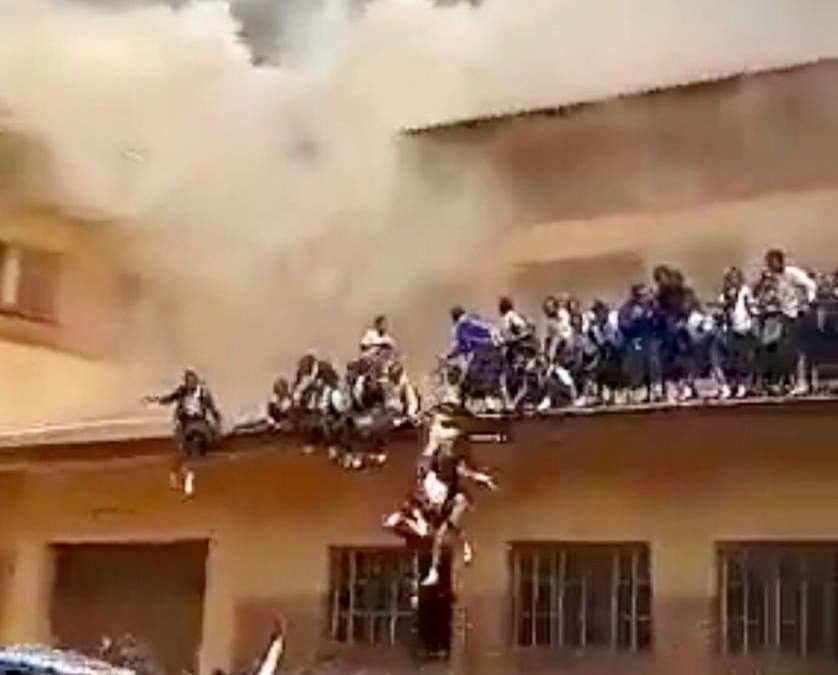 Alumnas de un colegio de mujeres saltan del techo para escapar de un incendio