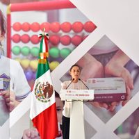 En su última visita a escuela pública, Sheinbaum aumenta 100 pesos el apoyo para uniformes y útiles
