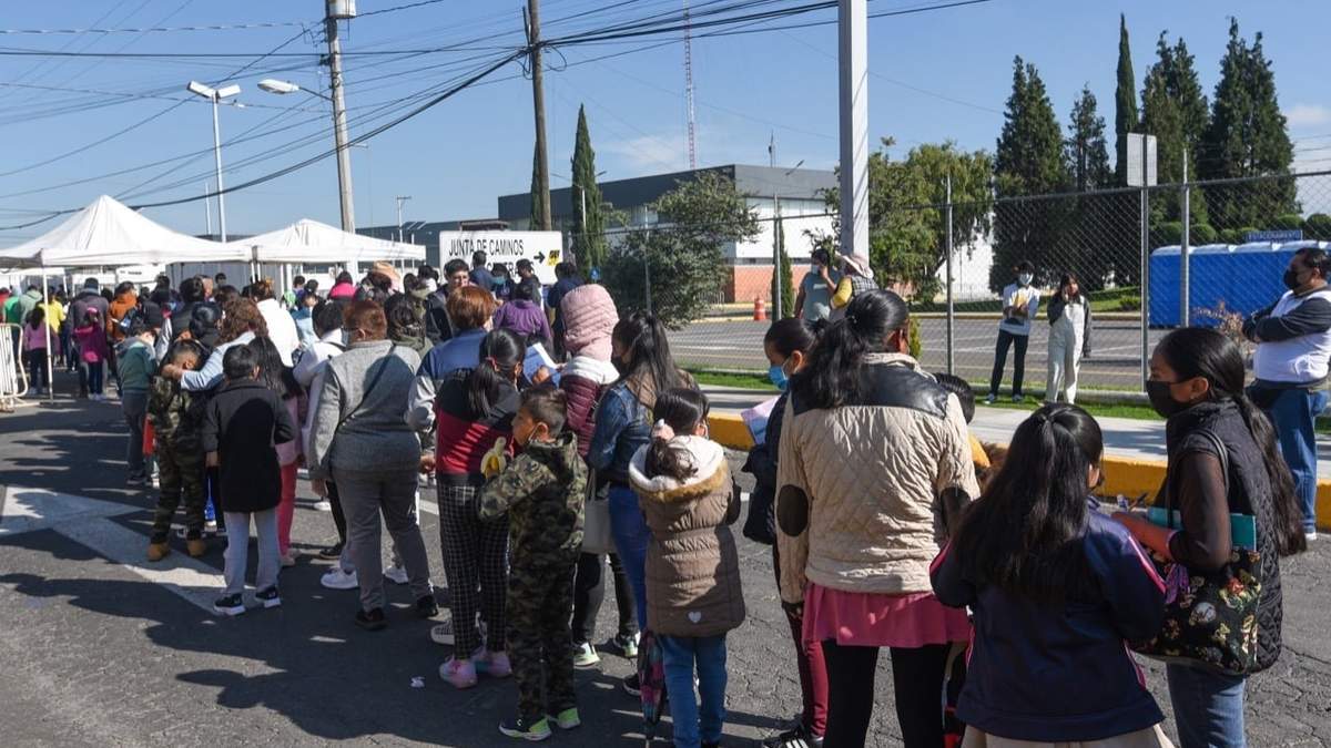 Fila para vacunar a niños contra covid
