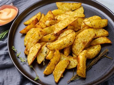 El secreto de los restaurantes para que las papas al horno salgan extra crocantes y no se peguen en la asadera