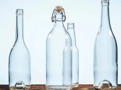 El truco para limpiar tu botella de vidrio o plástico y dejarla reluciente y libre de gérmenes