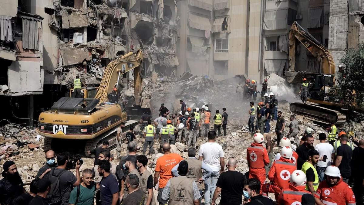 Rescatistas usan excavadoras para retirar los escombros en el lugar del ataque israelí del viernes en los suburbios del sur de Beirut, el sábado 21 de septiembre de 2024