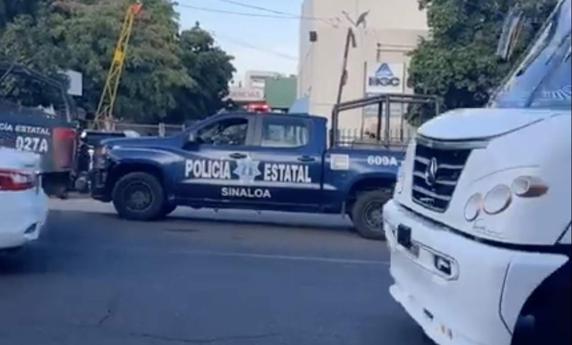Policía estatal afuera del Hospital General de Culiacán