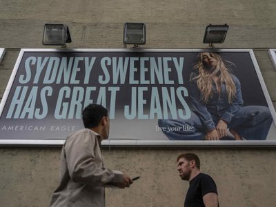 Trump elogia a Sydney Sweeney por registrarse como republicana y arremete contra Taylor Swift