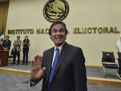 Falso que lleve 30 años en el INE, revira Edmundo Jacobo a AMLO
