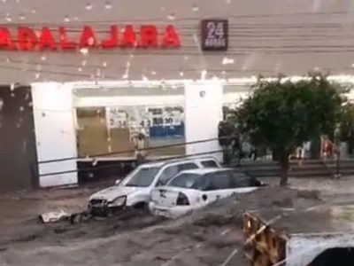 Lluvia arrasa en Ecatepec: "ríos" en avenidas se llevan autos, comercios, mobiliario...