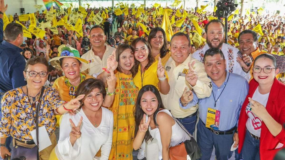 La aspirante presidencial en Tabasco, con el líder nacional del PRD, Jesús Zambrano