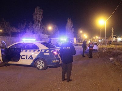 Una pareja peleaba en un departamento y descubrieron que tenían pedido de captura