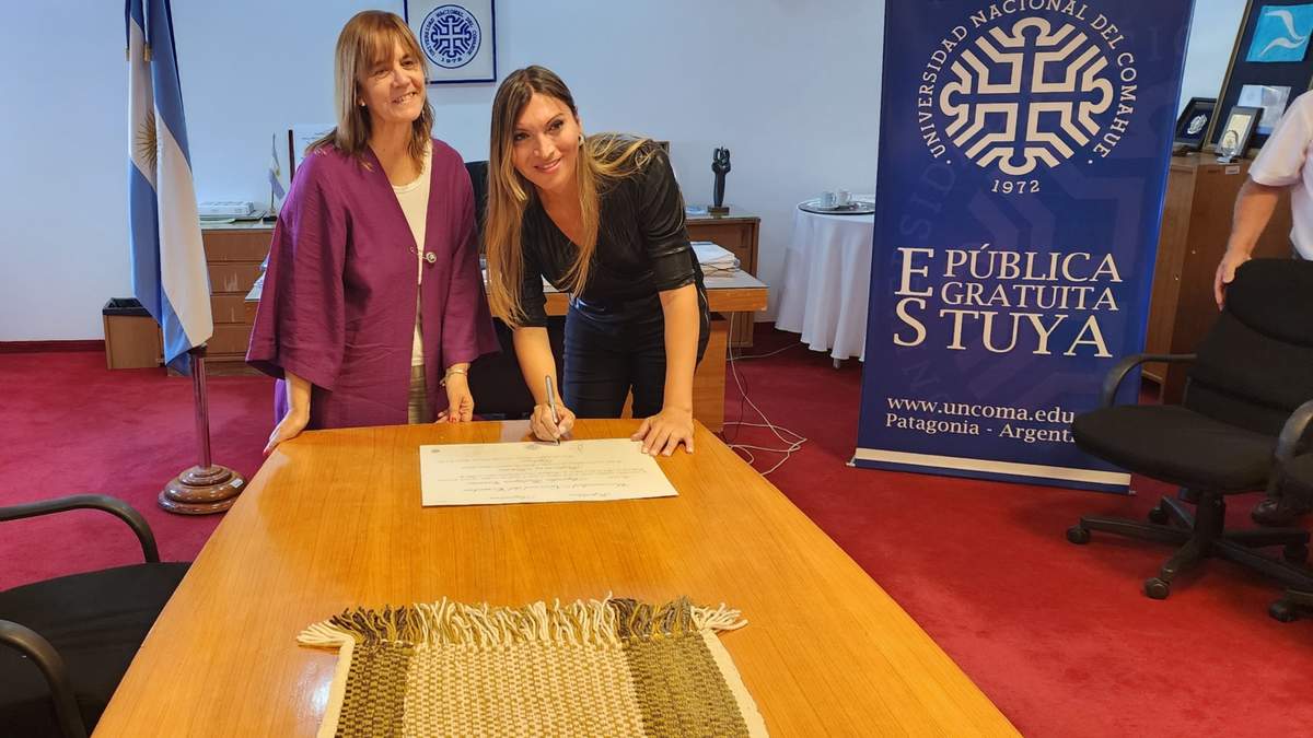 Entrega del diploma a Alejandra Rodríguez Carrera en la UNCo. Fuente: (Prensa UNCo)