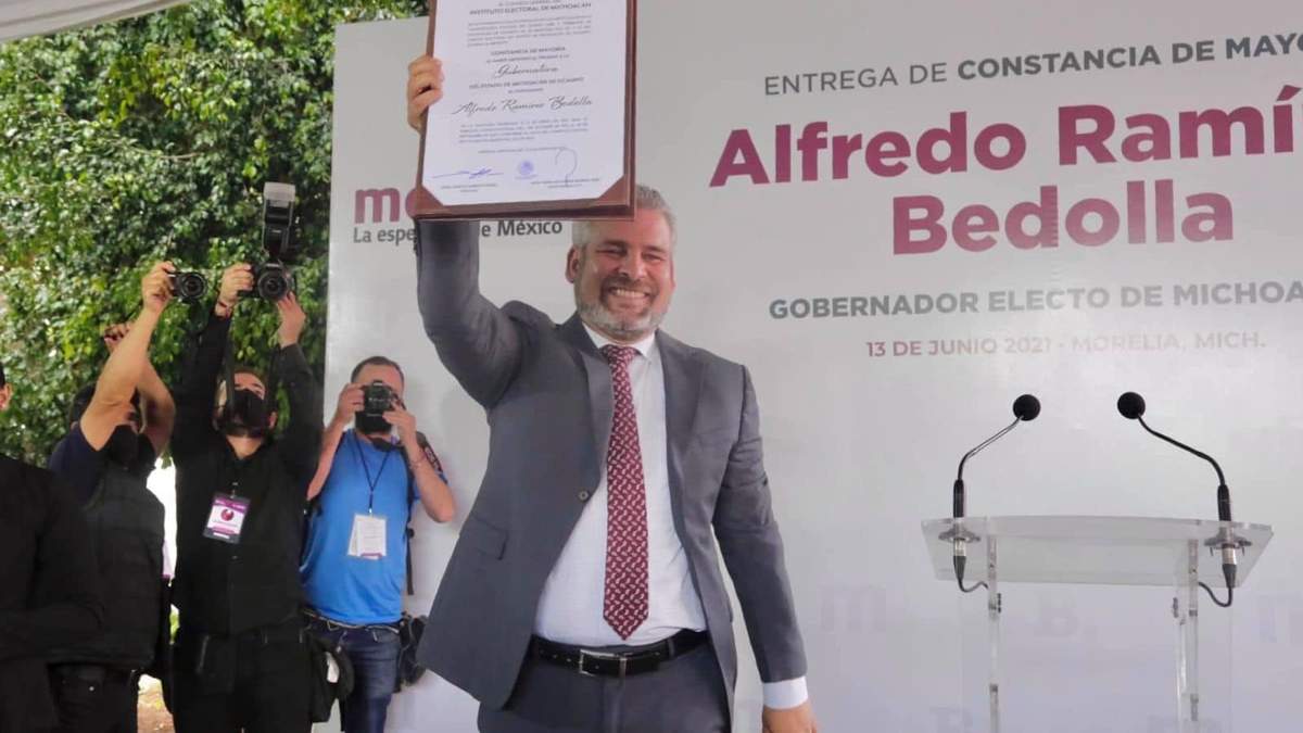 Alfredo Ramírez Bedolla recibió su constancia