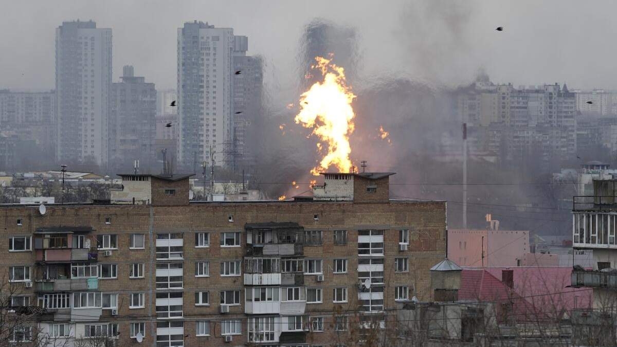 Fuego y humo se alzan en un área residencial tras un ataque ruso, el martes 2 de enero de 2024, en Kiev