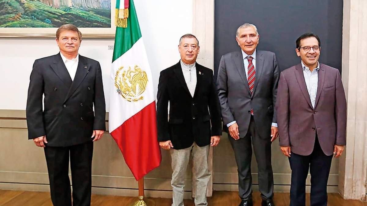El general Jens Pedro Lohmann Iturburu (izq.) en el anuncio de su nombramiento