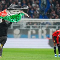 Manifestante pro Palestina irrumpe en partido de Champions League