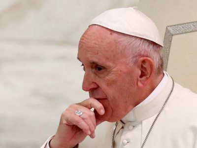 Después de un lunes complicado, el Papa Francisco "durmió toda la noche"