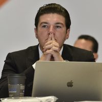Dos años de gobierno: crisis y promesas incumplidas, pero coquetea con la candidatura presidencial