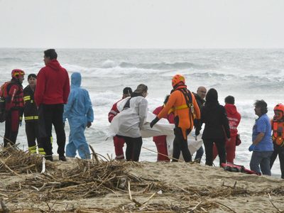 Un bote con migrantes naufraga en Italia; hay 43 muertos